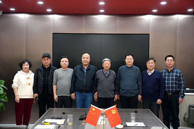 青龙商会与乾广集团董事长合影留念