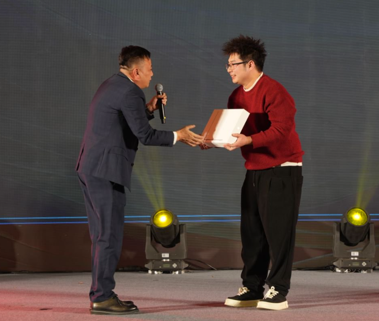 乾广集团年会抽奖特等奖苹果笔记本